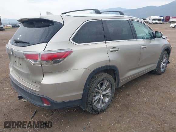 ✅ 2014 Toyota Highlander XLE • VIN: 5TDJKRFH2ES063394 • Lot: 42744211. Listed on IAAI with 221,208 mi. Free auction sales archive from the USA and detailed vehicle history report at DreamBid. Image 4.