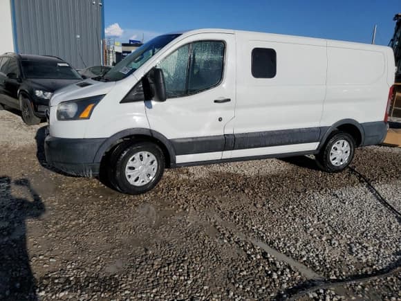 ✅ 2017 Ford Transit • VIN: 1FTYE1YM4HKA73728 • Lot: 59231565. Wystawiony na Copart z przebiegiem 169 458 mil. Bezpłatny archiwum sprzedaży aukcyjnych z USA i szczegółowy raport historii pojazdu na DreamBid. Zdjęcie 1.