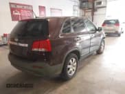 ✅ 2011 Kia Sorento LX • VIN: 5XYKT3A18BG109473 • Lot: 43728724. Wystawiony na IAAI z przebiegiem 153 223 mil. Bezpłatny archiwum sprzedaży aukcyjnych z USA i szczegółowy raport historii pojazdu na DreamBid. Zdjęcie 4.