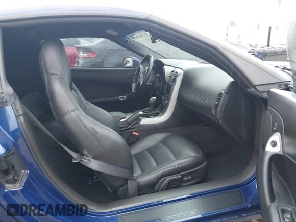 ✅ 2006 Chevrolet Corvette • VIN: 1G1YY26U065101335 • Lot: 43752836. Wystawiony na IAAI z przebiegiem 51 663 mil. Bezpłatny archiwum sprzedaży aukcyjnych z USA i szczegółowy raport historii pojazdu na DreamBid. Zdjęcie 5.