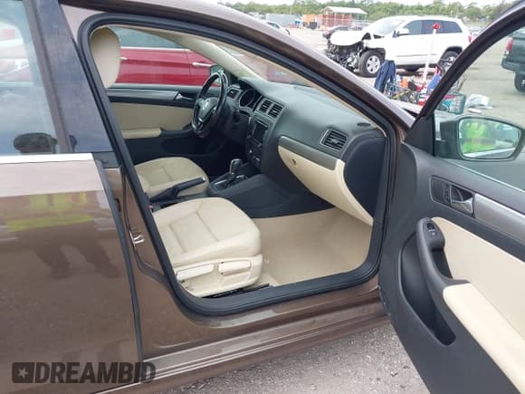 ✅ 2015 Volkswagen Jetta SE • VIN: 3VWD07AJXFM289988 • Лот: 42322842. Опубликован ранее на IAAI с пробегом 131 998 миль. Бесплатный доступ к архиву аукционных продаж из США и подробный отчёт об истории автомобиля на DreamBid. Изображение 5.