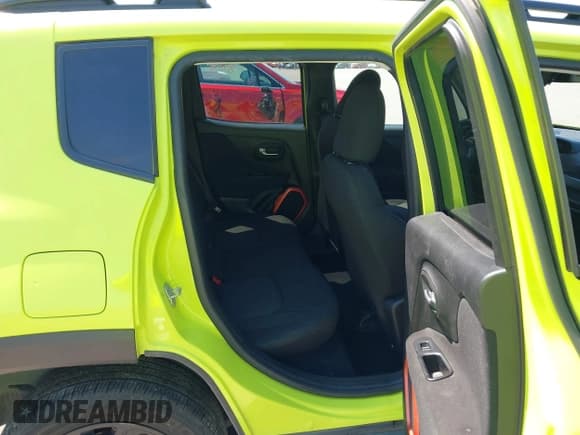 ✅ 2018 Jeep Renegade Sport • VIN: ZACCJBAB6JPH65585 • Lot: 42996972. Wystawiony na IAAI z przebiegiem 85 840 mil. Bezpłatny archiwum sprzedaży aukcyjnych z USA i szczegółowy raport historii pojazdu na DreamBid. Zdjęcie 8.