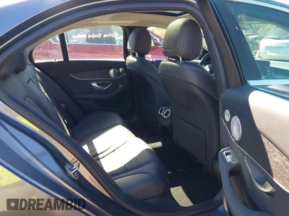 ✅ 2020 Mercedes-Benz C 300 • VIN: W1KWF8EB7LR599941 • Lot: 43403456. Wystawiony na IAAI z przebiegiem 30 245 mil. Bezpłatny archiwum sprzedaży aukcyjnych z USA i szczegółowy raport historii pojazdu na DreamBid. Zdjęcie 8.