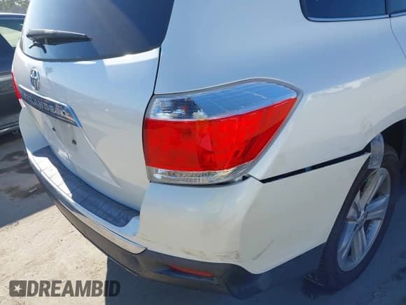 ✅ 2013 Toyota Highlander Limited • VIN: 5TDYK3EH1DS110443 • Lot: 43818172. Listed on IAAI with 111,519 mi. Free auction sales archive from the USA and detailed vehicle history report at DreamBid. Image 6.