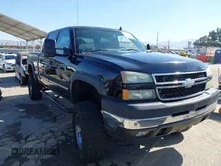 ✅ 2007 Chevrolet Silverado 2500HD LT1 • VIN: 1GCHK23DX7F190453 • Lot: 42262619. Wystawiony na IAAI z przebiegiem Nie podano. Bezpłatny archiwum sprzedaży aukcyjnych z USA i szczegółowy raport historii pojazdu na DreamBid. Zdjęcie 1.