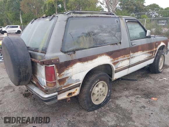 ✅ 1988 GMC Jimmy • VIN: 1GKCT18Z9J8540662 • Lot: 41676054. Wystawiony na IAAI z przebiegiem 211 439 mil. Bezpłatny archiwum sprzedaży aukcyjnych z USA i szczegółowy raport historii pojazdu na DreamBid. Zdjęcie 4.