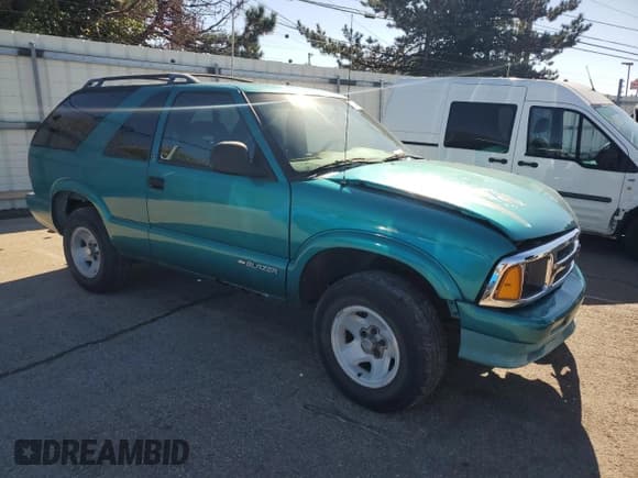 ✅ 1996 Chevrolet Blazer LS • VIN: 1GNCS18W7TK140620 • Лот: 87446815. Опубликован ранее на Copart с пробегом 186 497 миль. Бесплатный доступ к архиву аукционных продаж из США и подробный отчёт об истории автомобиля на DreamBid. Изображение 4.