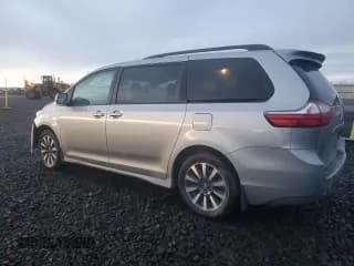 ✅ 2018 Toyota Sienna LE • VIN: 5TDJZ3DCXJS190369 • Лот: 90754195. Опубликован ранее на Copart с пробегом 148 932 миль. Бесплатный доступ к архиву аукционных продаж из США и подробный отчёт об истории автомобиля на DreamBid. Изображение 2.
