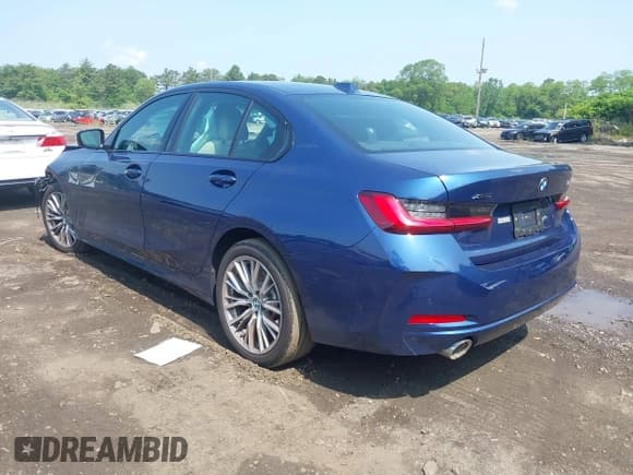 ✅ 2023 BMW 3 Series 330i xDrive • VIN: 3MW89FF06P8D68103 • Lot: 42456198. Listed on IAAI with 11,878 mi. Free auction sales archive from the USA and detailed vehicle history report at DreamBid. Image 3.