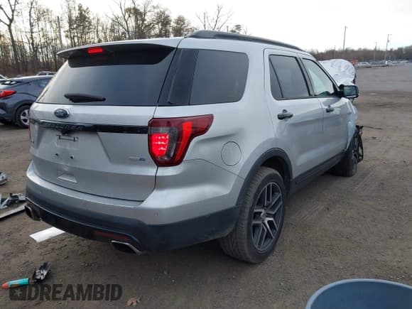 ✅ 2017 Ford Explorer Sport • VIN: 1FM5K8GT9HGA67449 • Lot: 43639519. Wystawiony na IAAI z przebiegiem Nie podano. Bezpłatny archiwum sprzedaży aukcyjnych z USA i szczegółowy raport historii pojazdu na DreamBid. Zdjęcie 4.