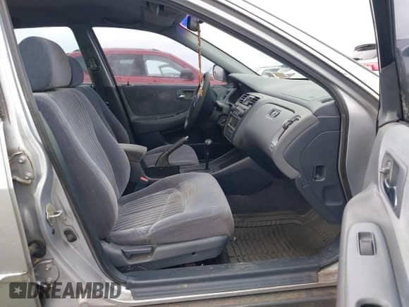 1998 Honda Accord LX z VIN 1HGCG5647WA155553, wystawiony jako IAAI lot #43586050 z przebiegiem 164 383 mil mil oraz . Historia ofert i sprzedaży dostępna na DreamBid. Obrazek 5.