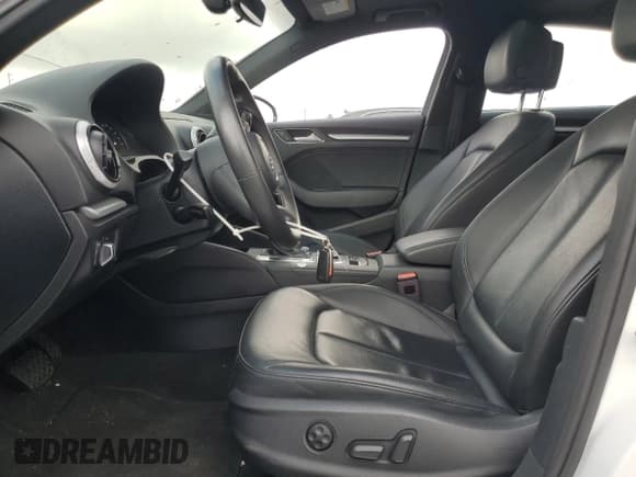 ✅ 2019 Audi A3 Premium • VIN: WAUBEGFF3KA122893 • Lot: 54514585. Wystawiony na Copart z przebiegiem 47 211 mil. Bezpłatny archiwum sprzedaży aukcyjnych z USA i szczegółowy raport historii pojazdu na DreamBid. Zdjęcie 7.