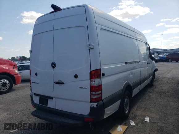 ✅ 2018 Mercedes-Benz Sprinter Cargo Worker • VIN: WD3PE8CD9JP585435 • Lot: 41412393. Wystawiony na Copart z przebiegiem 227 747 mil. Bezpłatny archiwum sprzedaży aukcyjnych z USA i szczegółowy raport historii pojazdu na DreamBid. Zdjęcie 3.