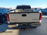 ✅ 2005 Chevrolet Silverado 2500HD LT • VIN: 1GCHC23U75F883040 • Lot: 43643562. Wystawiony na IAAI z przebiegiem 268 370 mil. Bezpłatny archiwum sprzedaży aukcyjnych z USA i szczegółowy raport historii pojazdu na DreamBid. Zdjęcie 16.