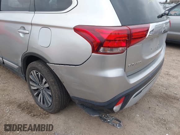 ✅ 2020 Mitsubishi Outlander SE • VIN: JA4AD3A39LZ018929 • Lot: 40950234. Listed on IAAI with 84,308 mi. Free auction sales archive from the USA and detailed vehicle history report at DreamBid. Image 6.