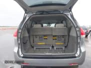 ✅ 2013 Toyota Sienna LE • VIN: 5TDKK3DC8DS388008 • Lot: 43429926. Wystawiony na IAAI z przebiegiem 78 682 mil. Bezpłatny archiwum sprzedaży aukcyjnych z USA i szczegółowy raport historii pojazdu na DreamBid. Zdjęcie 17.