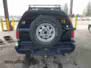 1999 Chevrolet Blazer LS z VIN 1GNCT18W3XK216840, wystawiony jako IAAI lot #41534524 z przebiegiem 199 982 mil mil oraz . Historia ofert i sprzedaży dostępna na DreamBid. Obrazek 16.