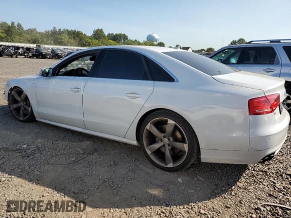 ✅ 2014 Audi S8 • VIN: WAUD2AFD6EN004797 • Lot: 69993344. Wystawiony na Copart z przebiegiem 124 196 mil. Bezpłatny archiwum sprzedaży aukcyjnych z USA i szczegółowy raport historii pojazdu na DreamBid. Zdjęcie 2.