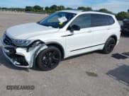 ✅ 2023 Volkswagen Tiguan SE R-Line Black • VIN: 3VVCB7AX0PM090710 • Lot: 41256904. Wystawiony na IAAI z przebiegiem 12 819 mil. Bezpłatny archiwum sprzedaży aukcyjnych z USA i szczegółowy raport historii pojazdu na DreamBid. Zdjęcie 17.