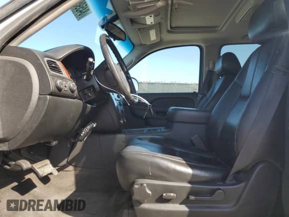 2010 Chevrolet Suburban LT z VIN 1GNUKJE36AR231624, wystawiony jako Copart lot #84595965 z przebiegiem 318 317 mil mil oraz Szkoda całkowita • Salvage title. Historia ofert i sprzedaży dostępna na DreamBid. Obrazek 7.