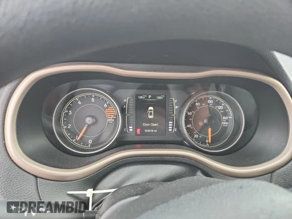 ✅ 2018 Jeep Cherokee Latitude Tech Connect • VIN: 1C4PJLCB3JD596595 • Lot: 85505655. Wystawiony na Copart z przebiegiem 164 918 mil. Bezpłatny archiwum sprzedaży aukcyjnych z USA i szczegółowy raport historii pojazdu na DreamBid. Zdjęcie 9.