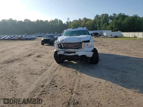 ✅ 2013 GMC Sierra 3500HD SRW Denali • VIN: 1GT426E86DF130266 • Lot: 73859924. Wystawiony na Copart z przebiegiem 183 238 mil. Bezpłatny archiwum sprzedaży aukcyjnych z USA i szczegółowy raport historii pojazdu na DreamBid. Zdjęcie 11.