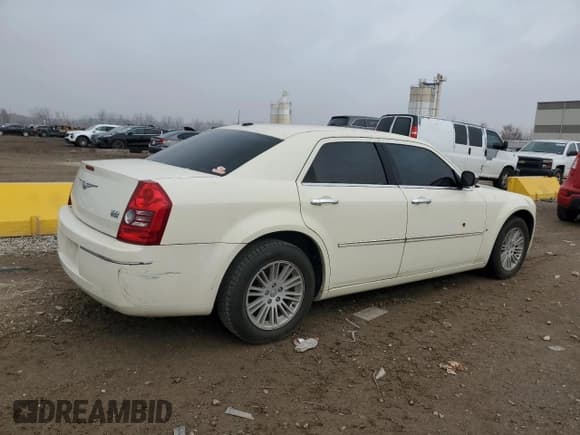 ✅ 2010 Chrysler 300 Touring • VIN: 2C3CA5CV1AH201213 • Лот: 93727415. Опубликован ранее на Copart с пробегом 94 870 миль. Бесплатный доступ к архиву аукционных продаж из США и подробный отчёт об истории автомобиля на DreamBid. Изображение 3.