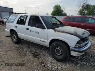 ✅ 1998 Chevrolet Blazer • VIN: 1GNDT13W0WK160186 • Lot: 63287735. Wystawiony na Copart z przebiegiem Nie podano. Bezpłatny archiwum sprzedaży aukcyjnych z USA i szczegółowy raport historii pojazdu na DreamBid. Zdjęcie 4.