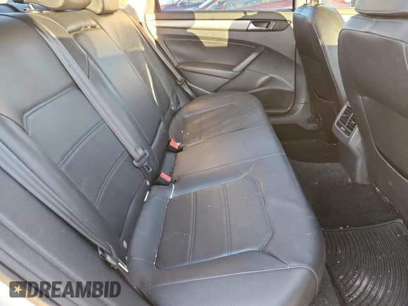 ✅ 2015 Volkswagen Passat SE • VIN: 1VWBV7A3XFC104317 • Лот: 87199975. Опубликован ранее на Copart с пробегом 138 952 миль. Бесплатный доступ к архиву аукционных продаж из США и подробный отчёт об истории автомобиля на DreamBid. Изображение 10.