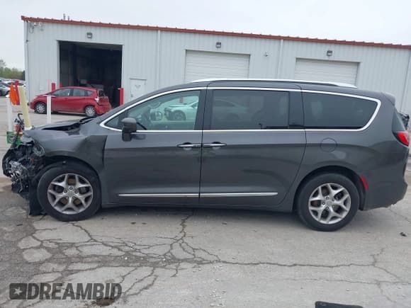 ✅ 2018 Chrysler Pacifica Touring L Plus • VIN: 2C4RC1EG9JR127976 • Lot: 42178877. Listed on IAAI with Not provided. Free auction sales archive from the USA and detailed vehicle history report at DreamBid. Image 15.