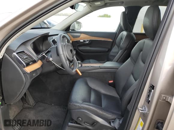 ✅ 2023 Volvo XC90 Plus • VIN: YV4L12PN7P1903108 • Lot: 47809685. Wystawiony na Copart z przebiegiem 14 235 mil. Bezpłatny archiwum sprzedaży aukcyjnych z USA i szczegółowy raport historii pojazdu na DreamBid. Zdjęcie 7.