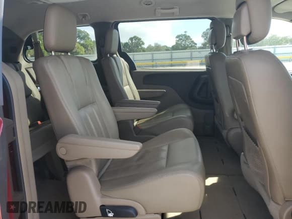 ✅ 2016 Chrysler Town & Country Touring • VIN: 2C4RC1BG5GR300423 • Lot: 92253125. Wystawiony na Copart z przebiegiem 230 256 mil. Bezpłatny archiwum sprzedaży aukcyjnych z USA i szczegółowy raport historii pojazdu na DreamBid. Zdjęcie 11.