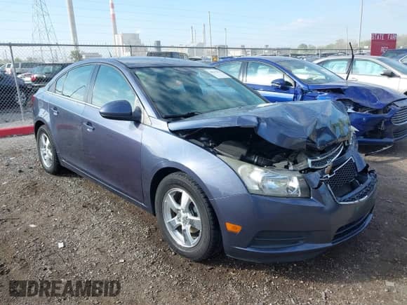 2013 Chevrolet Cruze 1LT z VIN 1G1PC5SB1D7232128, wystawiony jako IAAI lot #40415492 z przebiegiem 159 418 mil mil oraz . Historia ofert i sprzedaży dostępna na DreamBid. Obrazek 1.