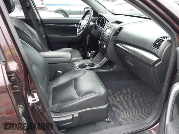 ✅ 2011 Kia Sorento EX • VIN: 5XYKUDA29BG090508 • Lot: 43727118. Wystawiony na IAAI z przebiegiem 197 556 mil. Bezpłatny archiwum sprzedaży aukcyjnych z USA i szczegółowy raport historii pojazdu na DreamBid. Zdjęcie 5.