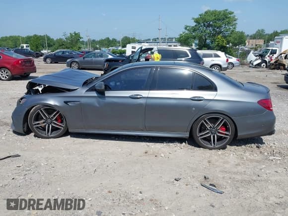 ✅ 2020 Mercedes-Benz E 63 S AMG • VIN: WDDZF8KB7LA736456 • Лот: 42568322. Опубликован ранее на IAAI с пробегом 58 677 миль. Бесплатный доступ к архиву аукционных продаж из США и подробный отчёт об истории автомобиля на DreamBid. Изображение 14.