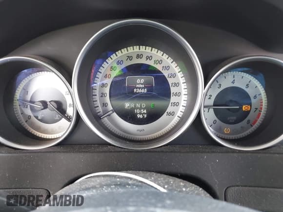 ✅ 2015 Mercedes-Benz C 250 • VIN: WDDGJ4HBXFG390555 • Lot: 42288436. Wystawiony na IAAI z przebiegiem 93 665 mil. Bezpłatny archiwum sprzedaży aukcyjnych z USA i szczegółowy raport historii pojazdu na DreamBid. Zdjęcie 7.