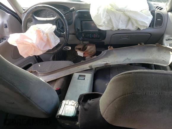 ✅ 1998 Ford Explorer XLT • VIN: 1FMZU32P3WZB05199 • Лот: 79951194. Опубликован ранее на Copart с пробегом 209 673 миль. Бесплатный доступ к архиву аукционных продаж из США и подробный отчёт об истории автомобиля на DreamBid. Изображение 8.