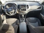 ✅ 2018 Jeep Cherokee Latitude Tech Connect • VIN: 1C4PJLCB7JD576785 • Lot: 84302335. Wystawiony na Copart z przebiegiem 138 261 mil. Bezpłatny archiwum sprzedaży aukcyjnych z USA i szczegółowy raport historii pojazdu na DreamBid. Zdjęcie 8.