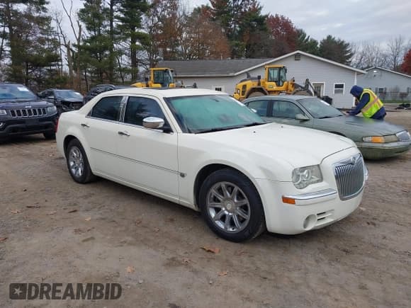 ✅ 2005 Chrysler 300 C • VIN: 2C3JA63H75H667693 • Lot: 43702129. Wystawiony na IAAI z przebiegiem 102 803 mil. Bezpłatny archiwum sprzedaży aukcyjnych z USA i szczegółowy raport historii pojazdu na DreamBid. Zdjęcie 1.