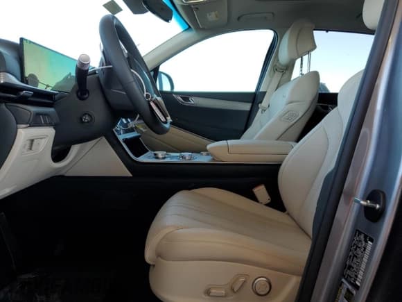 ✅ 2025 Genesis GV80 Select • VIN: KMUHGESB9SU275854 • Lot: 70184855. Listed on Copart with 1,461 mi. Free auction sales archive from the USA and detailed vehicle history report at DreamBid. Image 7.