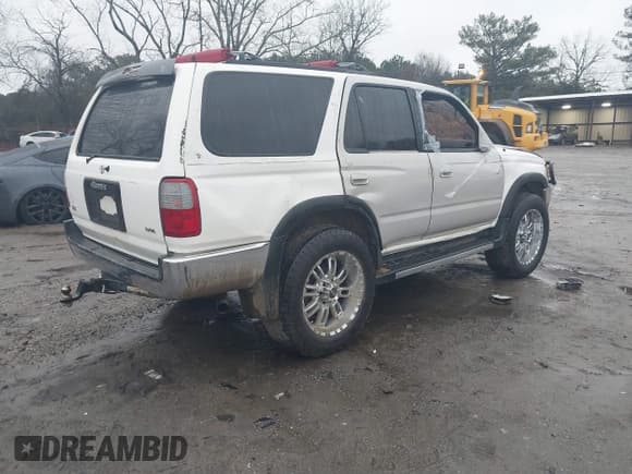 ✅ 1997 Toyota 4Runner SR5 • VIN: JT3GN86R8V0042416 • Lot: 41566895. Listed on IAAI with 374,765 mi. Free auction sales archive from the USA and detailed vehicle history report at DreamBid. Image 4.