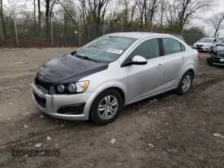 2012 Chevrolet Sonic LT z VIN 1G1JD5SH0C4137101, wystawiony jako Copart lot #80942424 z przebiegiem 57 139 mil mil oraz Czysty tytuł • Clean title. Historia ofert i sprzedaży dostępna na DreamBid. Obrazek 1.