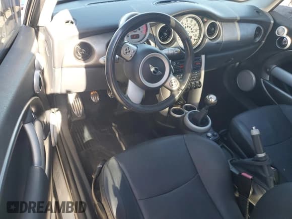 ✅ 2006 MINI Hardtop S • VIN: WMWRE33596TL19936 • Lot: 89779655. Listed on Copart with 71,488 mi. Free auction sales archive from the USA and detailed vehicle history report at DreamBid. Image 8.