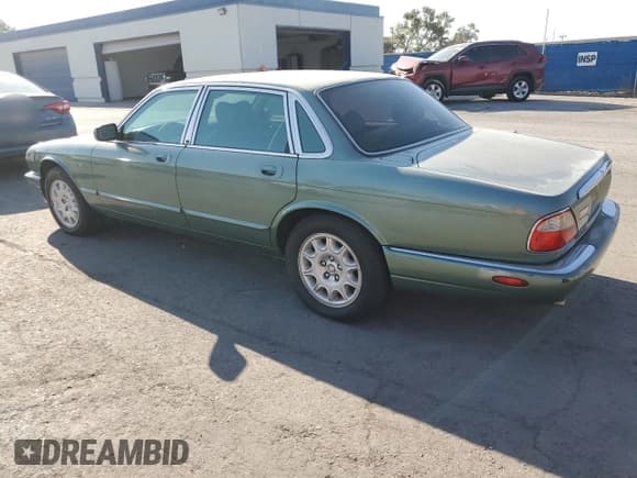 ✅ 2000 Jaguar XJ • VIN: SAJDA14C9YLF11827 • Лот: 70695314. Опубликован ранее на Copart с пробегом 267 459 миль. Бесплатный доступ к архиву аукционных продаж из США и подробный отчёт об истории автомобиля на DreamBid. Изображение 2.