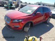 ✅ 2019 Lincoln MKC Select • VIN: 5LMCJ2C90KUL37482 • Lot: 43537490. Wystawiony na IAAI z przebiegiem 109 337 mil. Bezpłatny archiwum sprzedaży aukcyjnych z USA i szczegółowy raport historii pojazdu na DreamBid. Zdjęcie 2.