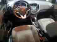 2019 Chevrolet Sonic LS z VIN 1G1JB5SB1K4125359, wystawiony jako Copart lot #72516934 z przebiegiem 97 512 mil mil oraz Szkoda całkowita • Salvage title. Historia ofert i sprzedaży dostępna na DreamBid. Obrazek 8.