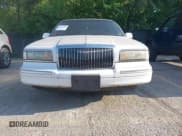 ✅ 1995 Lincoln Town Car Executive • VIN: 1LNLM81W4SY649688 • Lot: 42999608. Listed on IAAI with 139,879 mi. Free auction sales archive from the USA and detailed vehicle history report at DreamBid. Image 6.