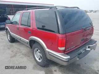 ✅ 1998 Chevrolet Blazer LS • VIN: 1GNDT13W4W2280735 • Lot: 42480199. Wystawiony na IAAI z przebiegiem 133 060 mil. Bezpłatny archiwum sprzedaży aukcyjnych z USA i szczegółowy raport historii pojazdu na DreamBid. Zdjęcie 3.