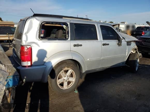 2007 Dodge Nitro SXT z VIN 1D8GU28K67W729293, wystawiony jako Copart lot #74600814 z przebiegiem Nie podano mil oraz Szkoda całkowita • Salvage title. Historia ofert i sprzedaży dostępna na DreamBid. Obrazek 3.