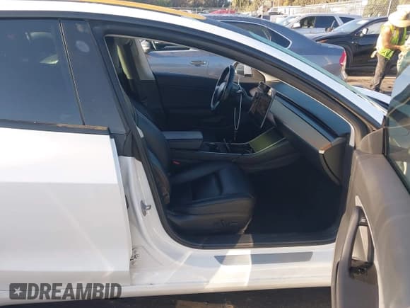 ✅ 2018 Tesla Model 3 Long Range Battery • VIN: 5YJ3E1EA0JF059090 • Lot: 43149224. Wystawiony na IAAI z przebiegiem 137 031 mil. Bezpłatny archiwum sprzedaży aukcyjnych z USA i szczegółowy raport historii pojazdu na DreamBid. Zdjęcie 5.